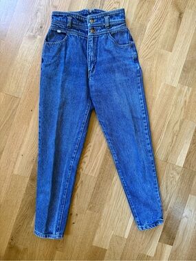 Vintage High-Rise Women’s Mom Jeans with Double-Button Waist and Tapered Legs